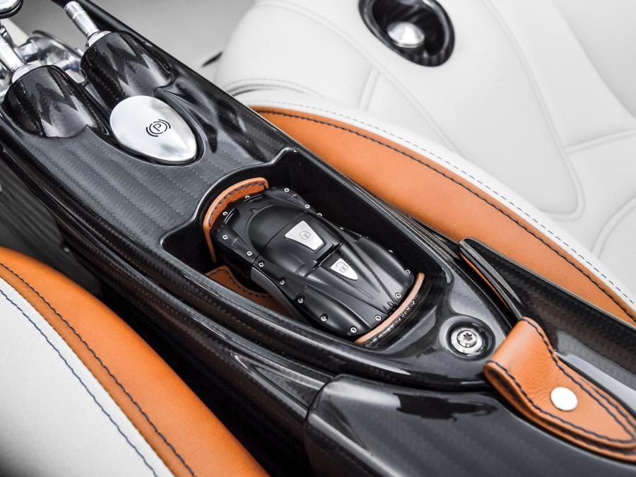 Детали интерьера Pagani Huayra Roadster (42 of 100) 2018 года  (фото 21 из 37)
